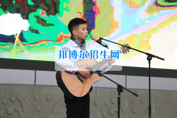 成都市洞子口職業(yè)高級(jí)中學(xué)舉行“成都，因我更美麗”主題開學(xué)典禮