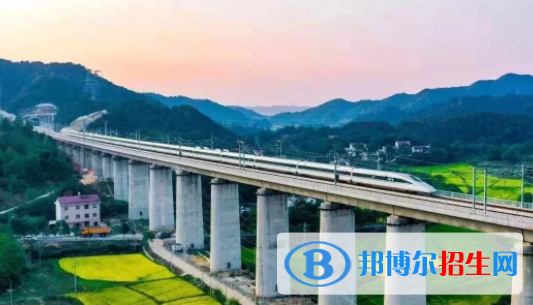 襄陽2020年有哪些收鐵路學(xué)校的大專
