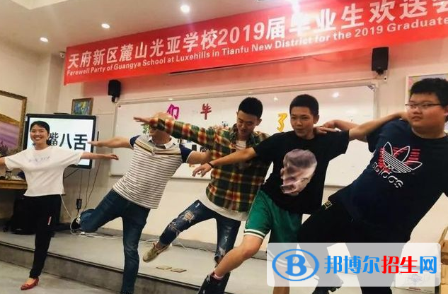 成都麓山國際光亞學校初中部怎么樣、好不好