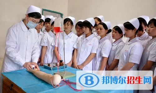 四川2021年女生在護理學校學什么好