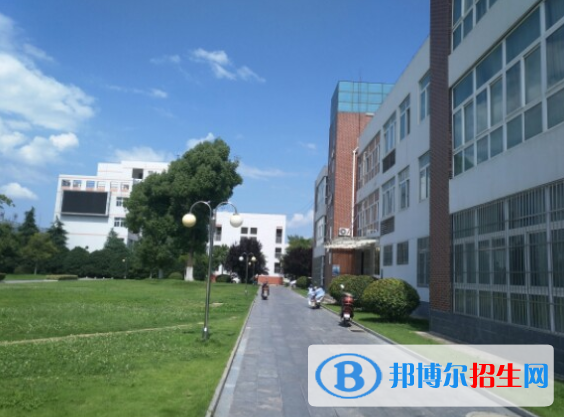 云南省財貿(mào)學(xué)校2022年學(xué)費、收費多少
