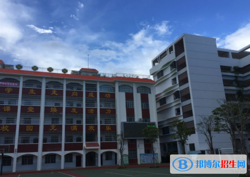 三亞市第四中學(xué)地址在哪里，哪個(gè)地區(qū)，哪個(gè)城市