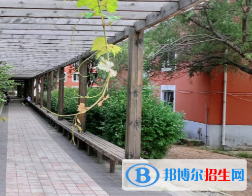 秦皇島市外事旅游職業(yè)學校地址在哪里，哪個地區(qū)，哪個城市?